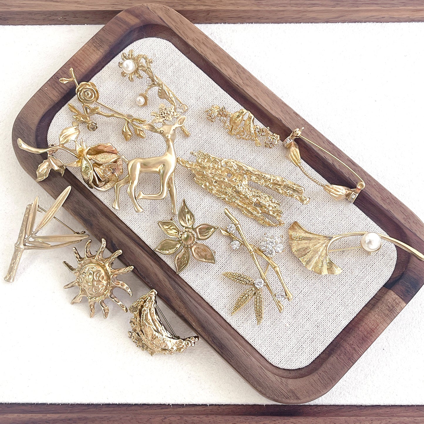 クラシカルな輝き 薔薇の立体ブローチ vbr7