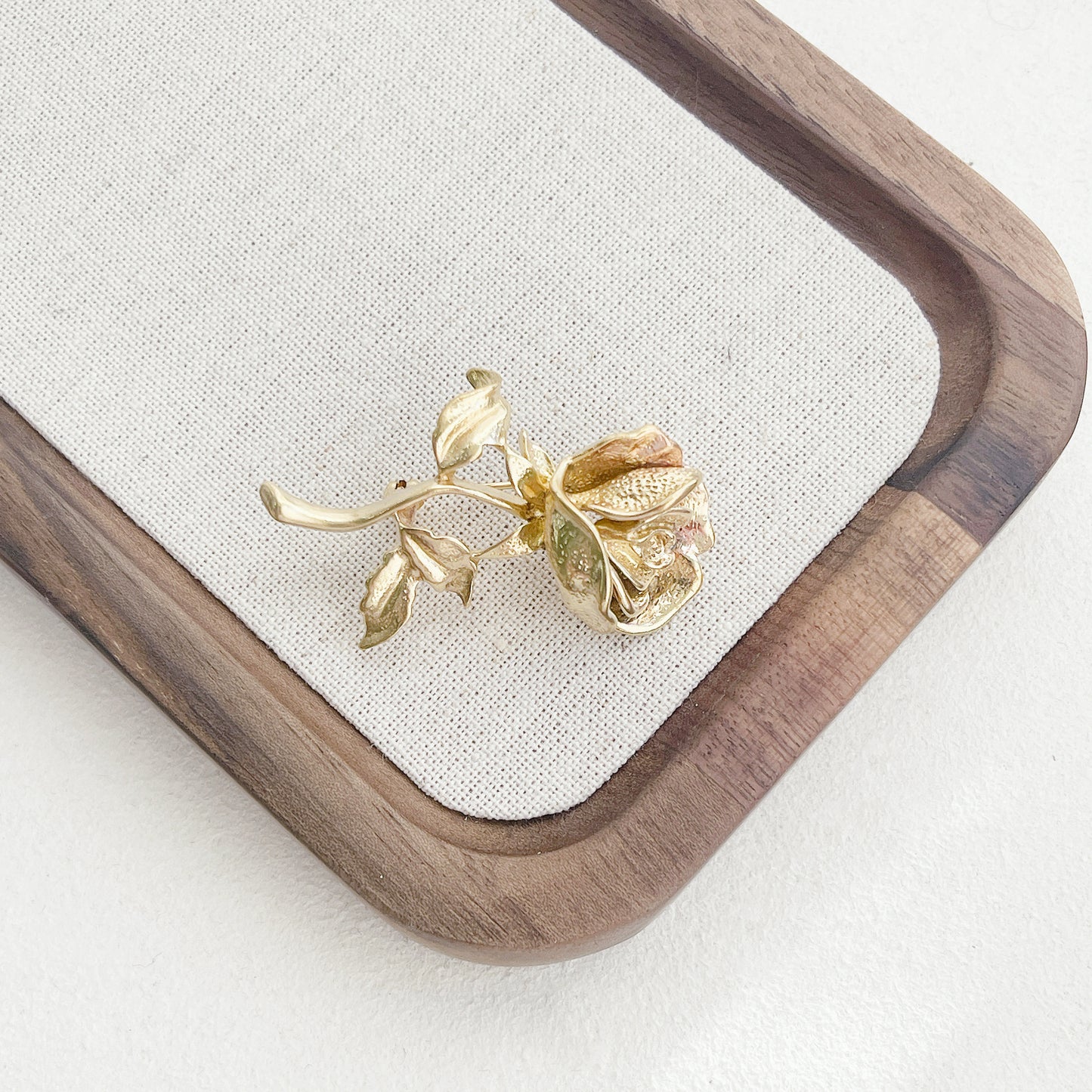 クラシカルな輝き 薔薇の立体ブローチ vbr7
