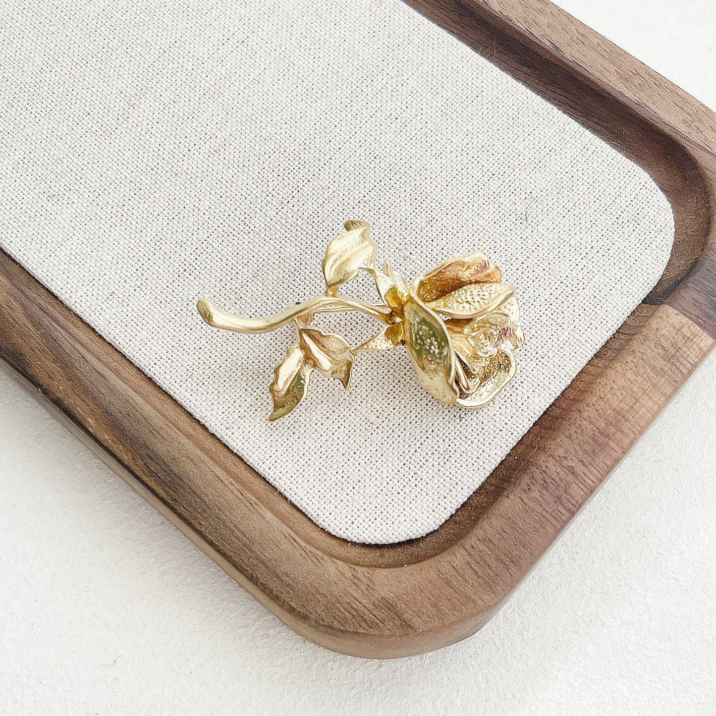 クラシカルな輝き 薔薇の立体ブローチ vbr7