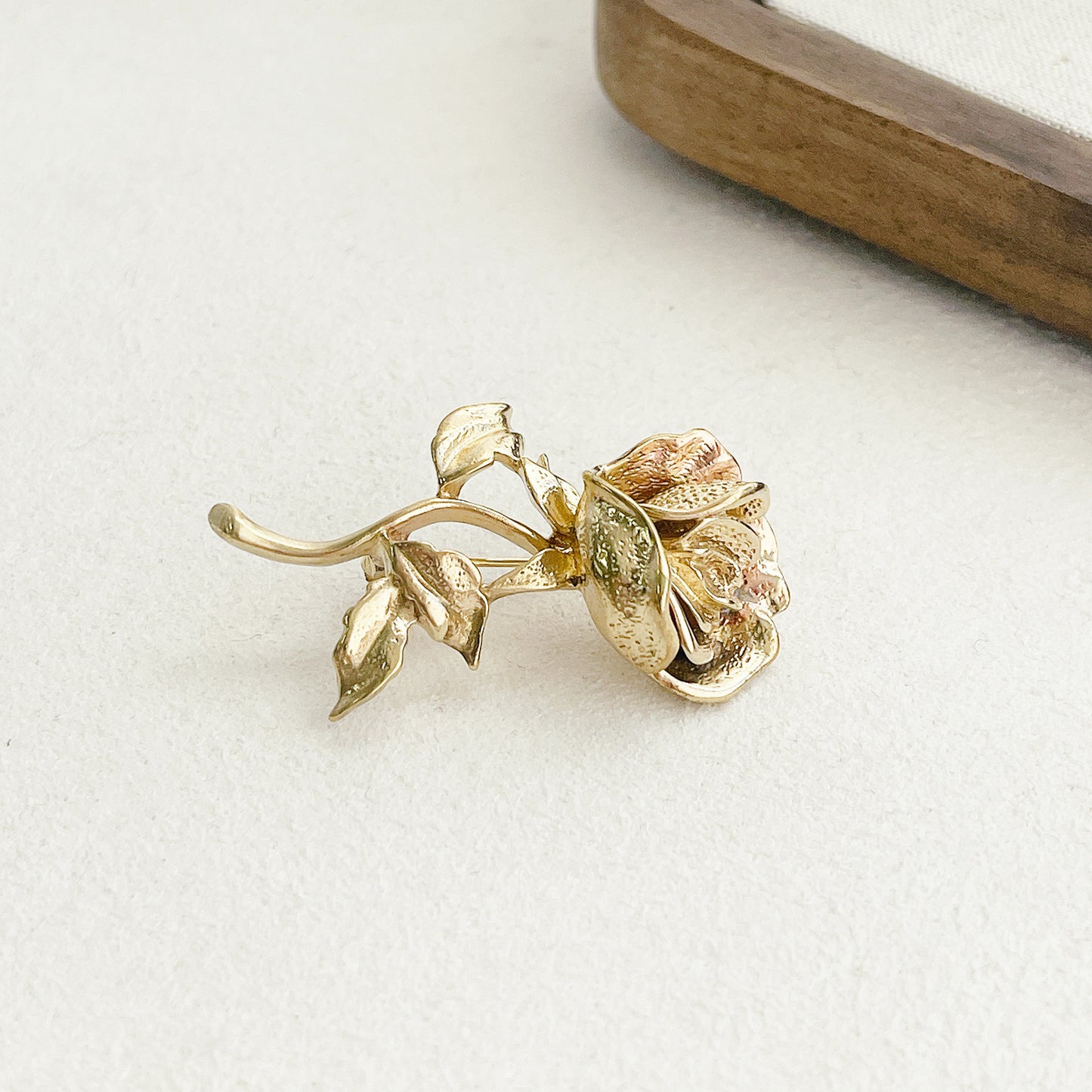 クラシカルな輝き 薔薇の立体ブローチ vbr7