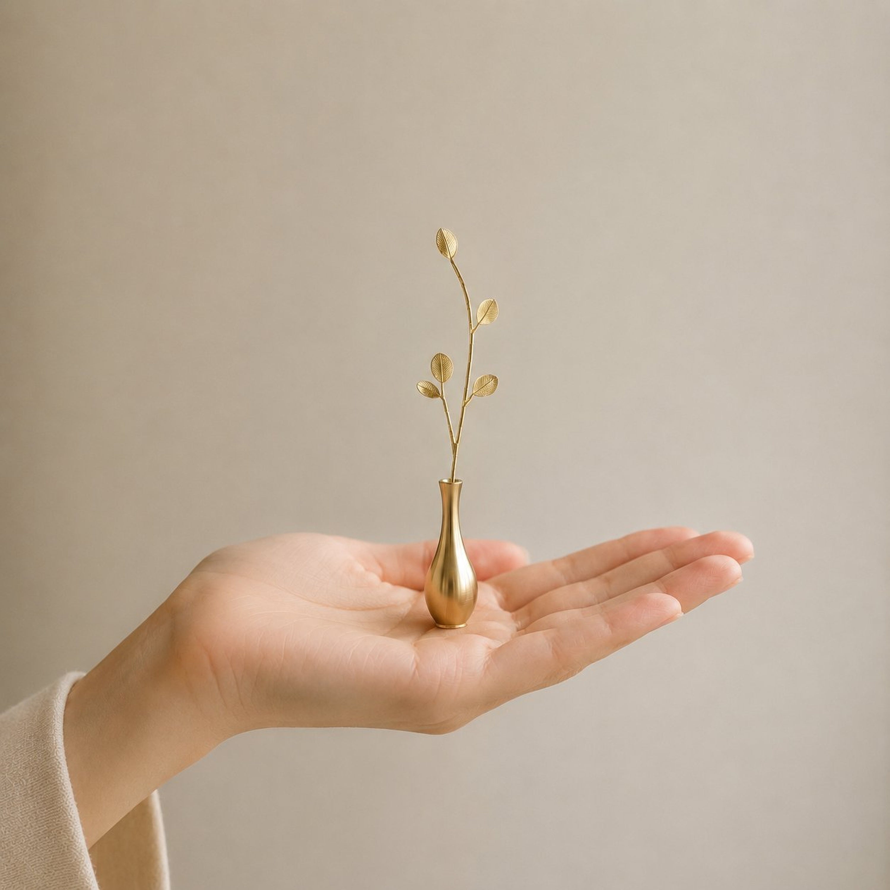 Rounded Leaf Brass Bud Vase – Decorative Mini Vase