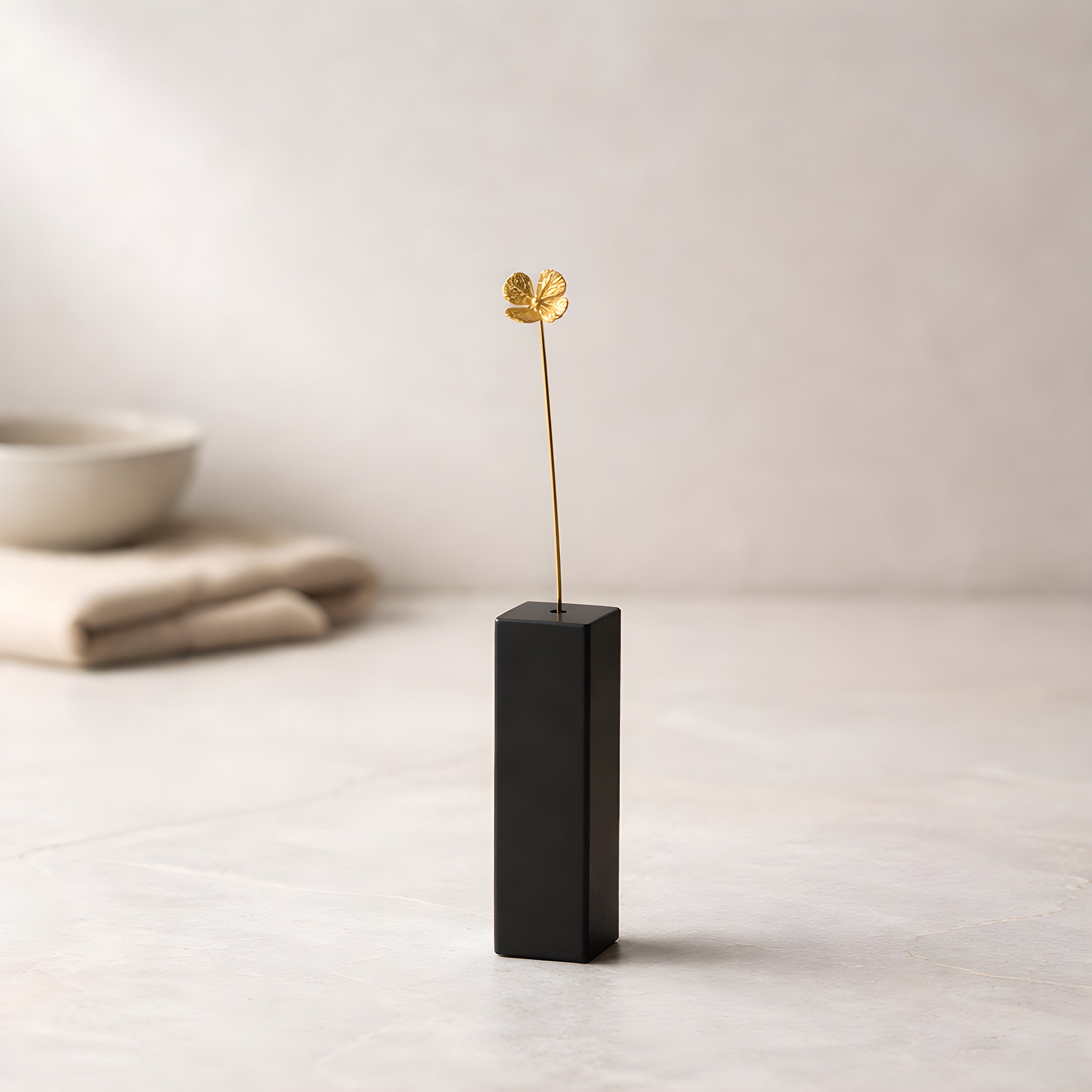 四つ葉のクローバーモチーフ 真鍮ミニオブジェ｜選べる木製花瓶付き